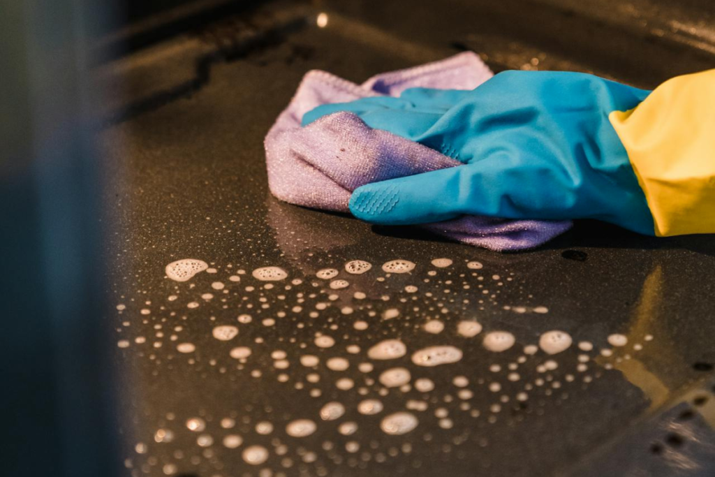 Como limpar o fogão e o micro-ondas sem esforço
