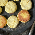 Como fazer pão de queijo de frigideira rápido