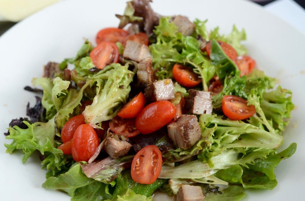 Salada Colorida com Molho Caseiro