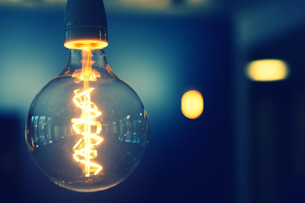 Como economizar na conta de luz com pequenos hábitos