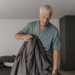 Como dobrar roupas de cama para economizar espaço